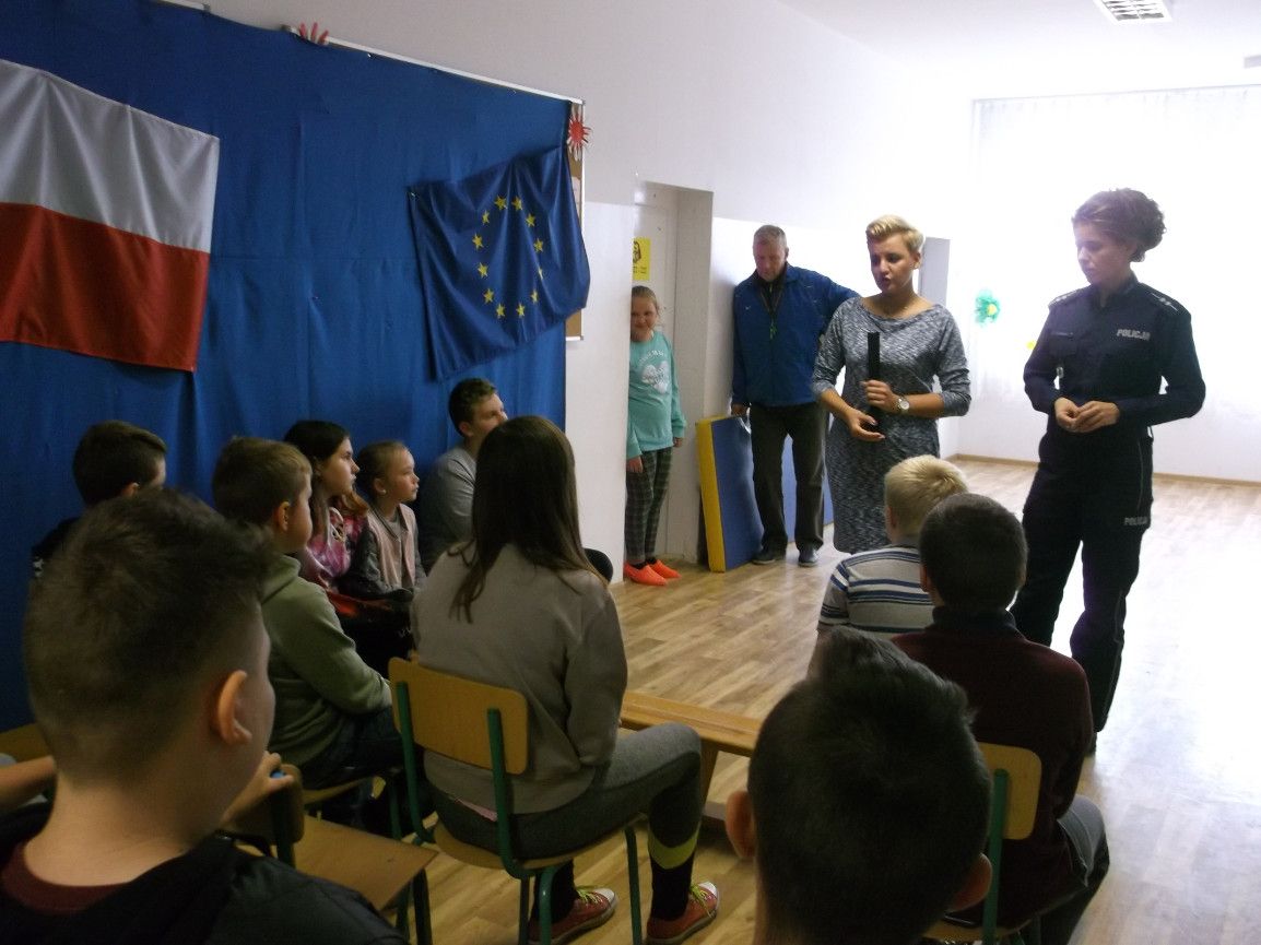 Spotkanie dzieci ze Szkoły Podstawowej we Wnorach-Kużelach z Policją