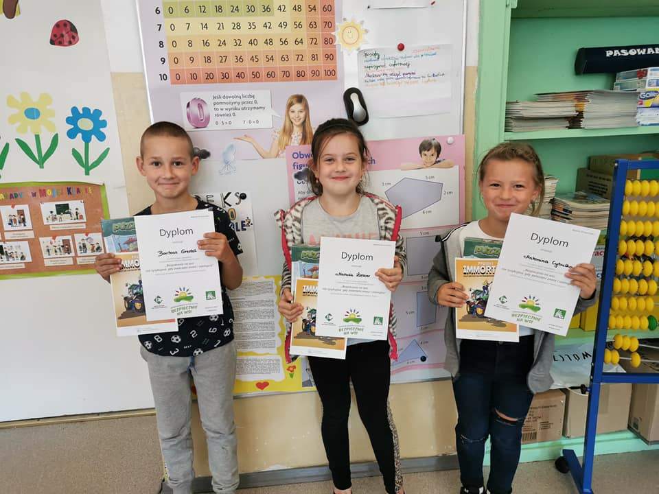 Nagrody za udział w etapie wojewódzkim X Ogólnopolskiego Konkursu Plastycznego dla Dzieci "Bezpiecznie na wsi: nie ryzykujesz gdy, zwierzęta znasz i szanujesz", organizowanym przez KRUS.